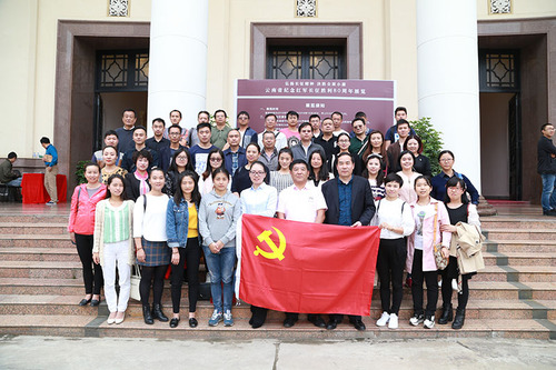 参观云南省纪念红军长征胜利80周年展览（一）