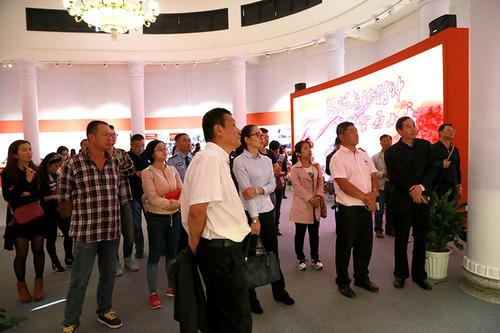 参观云南省纪念红军长征胜利80周年展览（二）