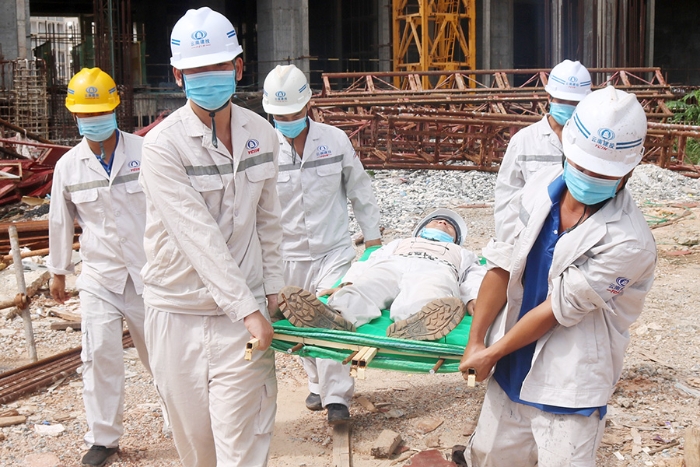 s防中暑演练将伤员抬上车