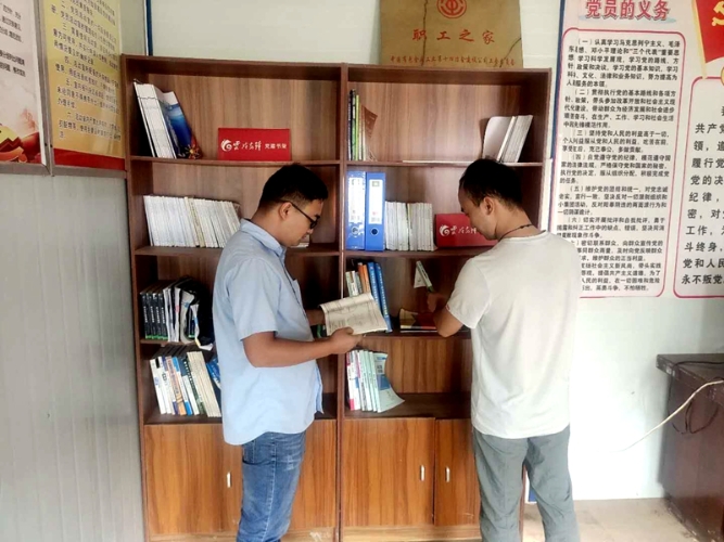 第三直管项目经理部德保铝厂项目“云岭先锋”职工书架3