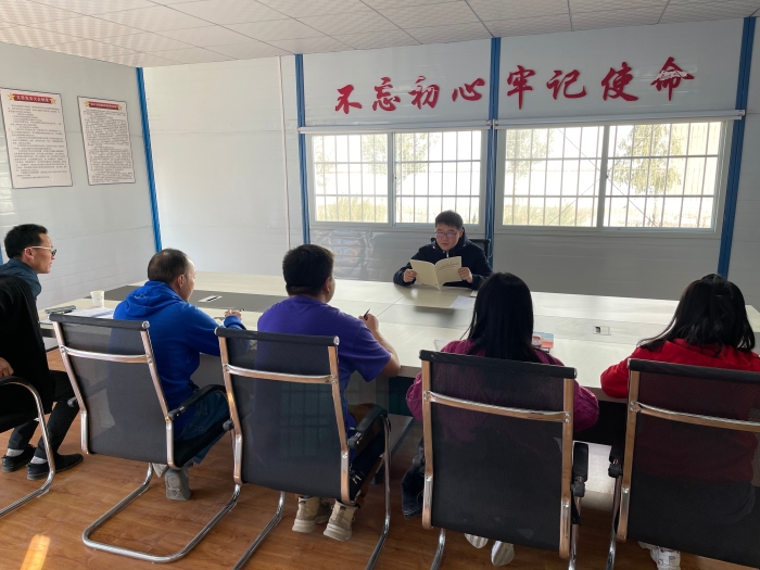 吕磊副书记向大家宣读文件