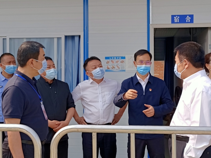 副主任雷海潮、副县长李玛琳对一期宿舍使用情况进行调研