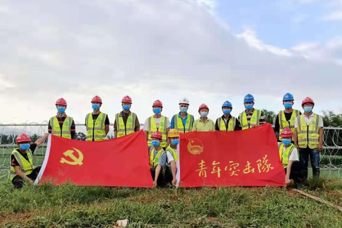 拉影铁丝网围挡修筑完成