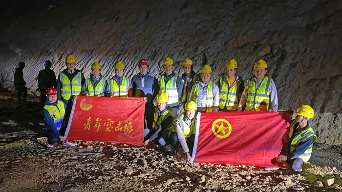 青年突击队助力梁场建设 青年突击队助力梁场建设
